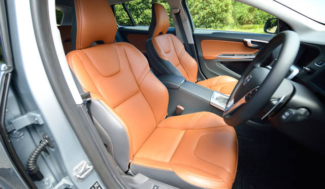 タンレザーが配されたT4 SEのインテリア