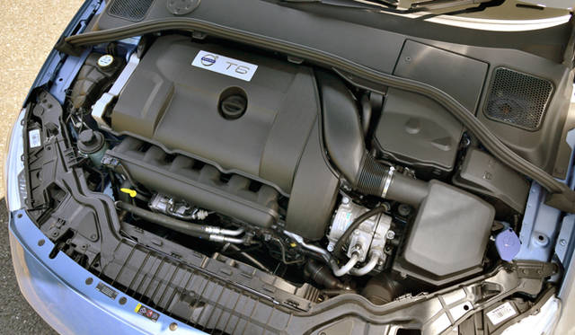  2,953cc直列6気筒ターボエンジンが搭載されるT6 AWD。最高出力は、224 kW（304 ps）/ 5,600 rpm、最大トルクは440 Nm / 2,100-4,200 rpmとなる