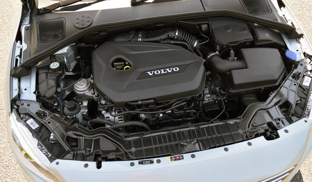  T4 SEに搭載されるエンジンは、1,595cc直列4気筒ターボ。最高出力132 kW（180 ps）/ 5,700 rpm、最大トルク240 Nm / 1,600-5,000 rpmを発生させる