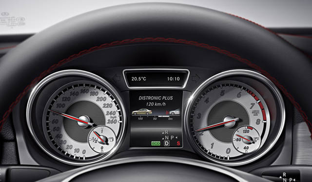 先行車を一定間隔で自動的に追従し制動までおこなうディストロニック・プラスは、オプションのセーフティパッケージにふくまれる