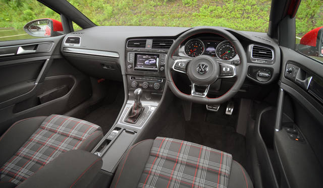 インテリアは、伝統のタータンチェック柄のシート生地がひきつがれている。ただしチェック柄は微妙にデザインがことなる