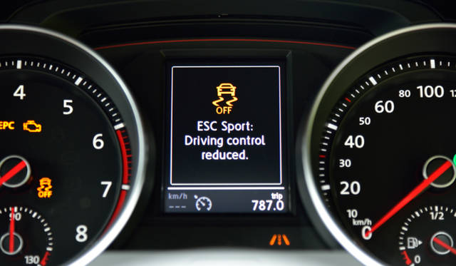 GTIのESC Sportではシステムの介入速度を遅くするプログラムも選べるようになっている