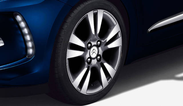 Chicに装着される、16インチ シルバーアロイホイール