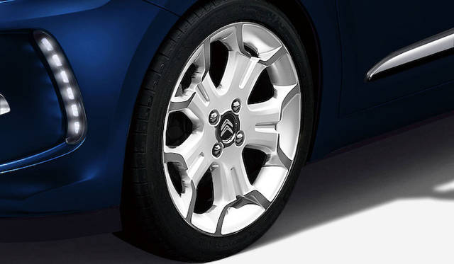 Sport Chicには、17インチ ツートーン ブランアロイホイールを採用