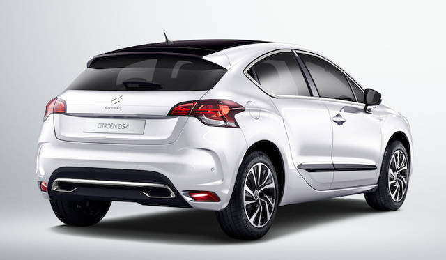 ブラン ナクレのボディカラーに光沢のあるノアール ペルラネラのルーフを組み合わせる