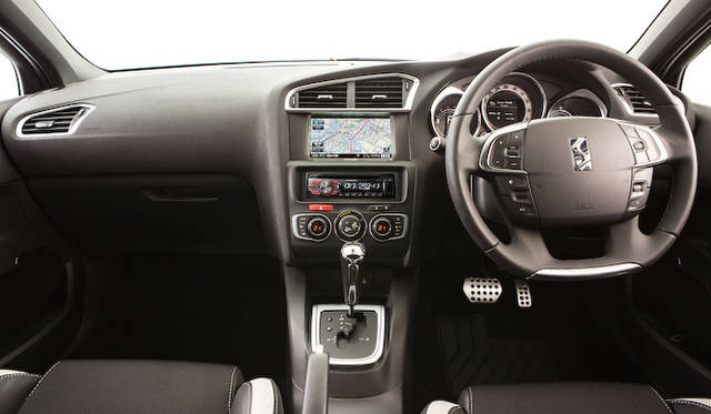 センタコーンソールに装着される、オリジナルSSDナビゲーション