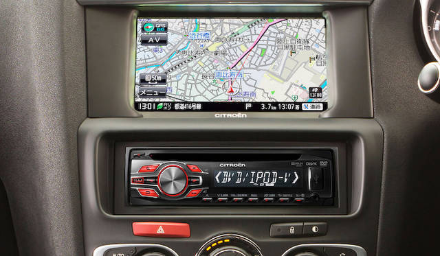 センタコーンソールに装着される、オリジナルSSDナビゲーション