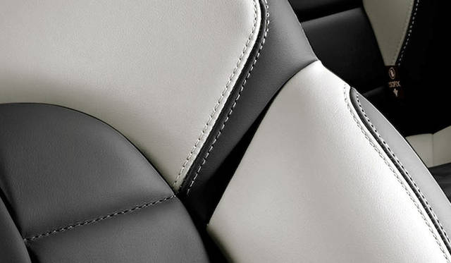 シートには、ツートーンブラン クラブレザーを採用