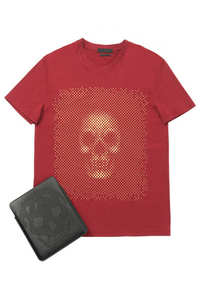 <strong>MEN’S｜メンズ</strong><br /><strong>BARNEYS NEW YORK｜バーニーズ　ニューヨーク</strong><br />Tシャツ1万8900円、iPadケース6万900円（ALEXANDER McQUEEN）
