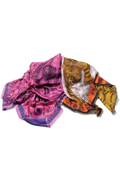 <strong>WOMEN'S｜ウィメンズ</strong><br /><strong>BARNEYS NEW YORK｜バーニーズ　ニューヨーク</strong><br />スカーフ 各7万3500円（EMMA J SHIPLEY）