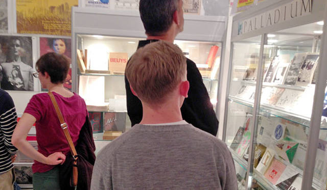 <strong>マシュー・ワォルドマン Vol.34</strong>　オシャレな若者が多かったことが、僕にとっては、本を見ることよりも興味深かった。このグレーのセーターを着た、耳の赤い青年はとくにひと際目立っていた