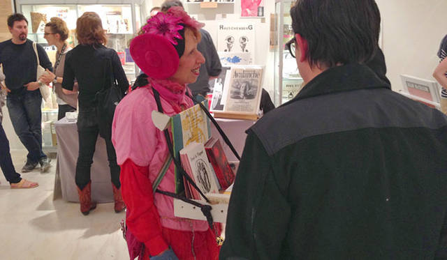 <strong>マシュー・ワォルドマン Vol.34</strong>　全身赤い服を着た、この女性は自身の作品を販売中