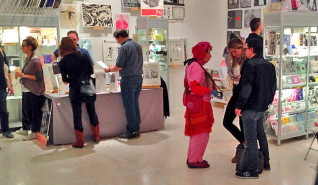 <strong>マシュー・ワォルドマン Vol.34</strong>　全身赤い服を着た、この女性は自身の作品を販売中