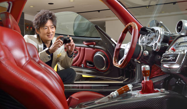 憧れのスーパーカーを前に興奮ぎみの細川茂樹さん。そんな彼がデジカメで使っているメモリカードは、東芝のFlashAir™