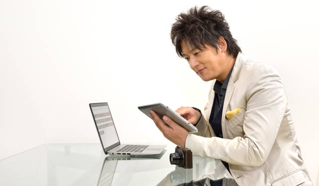 無線LANを搭載した東芝のメモリカード FlashAir™を使えば、撮った写真もその場でPCやスマホ、タブレットにワイヤレスで共有することができる。半径10メートル程度の範囲であれば、同時に3～4人でのシェアも可能で、友人の結婚式とか旅行に活躍しそうだ