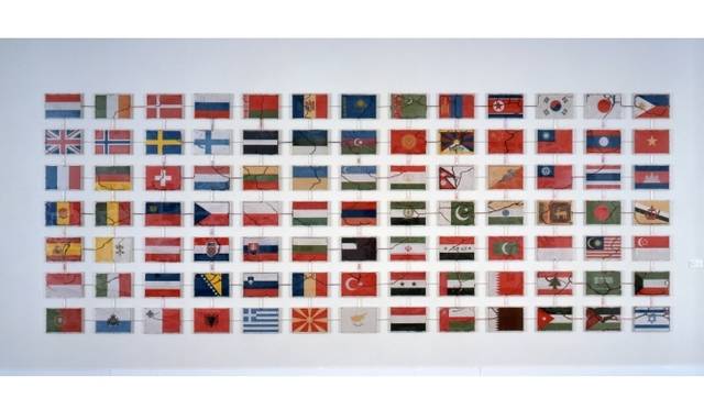 <strong>ART｜『六本木クロッシング2013展：アウト・オブ・ダウト－来たるべき風景のために』</strong>　柳 幸典《ユーラシア》 2001年インスタレーション 蟻、着色された砂、プラスティック製の箱、プラスティック・チューブ、プラスティック・パイプ 235.0×594.5 cm （各25.0×36.5 cm、全91 個）