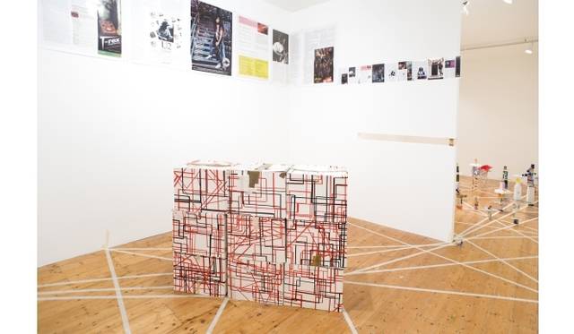 <strong>ART｜『六本木クロッシング2013展：アウト・オブ・ダウト－来たるべき風景のために』</strong><br />　高坂正人《ANOTHER PROPOSITIONAL MODEL FOR THE EVERYTHING ALWAYS ALREADYMADE WANNABE STUDIO MASATOTECTURES MUSEUM OF FOUND REFRACTIONS 1994-2012 (r)eternal return to productopia-almost everything all at once, twice three times (in four parts…)》 2012年 ミクストメディア、ファウンド・オブジェクト、パイン材、MDF板、ライトボックスサイズ可変 展示風景：「高坂正人：ALMOST EVERYTHING ALL AT ONCE, TWICE, THREE TIMES (IN FOUR PARTS)」ガートルード・コンテンポラリー、メルボルン Photo: Jake Walker