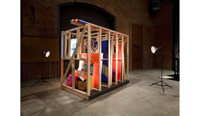 <strong>ART｜『六本木クロッシング2013展：アウト・オブ・ダウト－来たるべき風景のために』</strong>　田島美加《エキストラ》 2010年木、カンバス、アクリル絵具、シルクスクリーン、鏡面アルミ、紙、アクリル板、MDF、エナメルスプレー、ビデオモニター、フォルミカ、ガラス、ライト152.4×243.8×213.4 cmPhoto: Jason MandellaCourtesy: Sculpture Center, New York