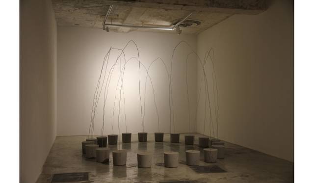 <strong>ART｜『六本木クロッシング2013展：アウト・オブ・ダウト－来たるべき風景のために』</strong>　菅 木志雄《間連空》　2010年 ワイヤー、セメント 220×φ323 cm 展示風景：ギャラリー604、釜山撮影：佐藤 毅