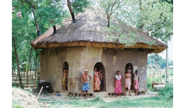 <strong>ART｜『六本木クロッシング2013展：アウト・オブ・ダウト－来たるべき風景のために』</strong>　岩田草平×プロマイノリティ《アディバシの家　原型》 2010年 土、竹、藁、ストローベイル、葦、牛糞、微生物ろ過による水の浄化装置、炭800×900×580 cm