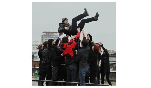 <strong>ART｜『六本木クロッシング2013展：アウト・オブ・ダウト－来たるべき風景のために』</strong>　丹羽良徳 《ルーマニアで社会主義者を胴上げする》2010年 ビデオドキュメント（29分09秒）、テキストCourtesy: Ai Kowada Gallery