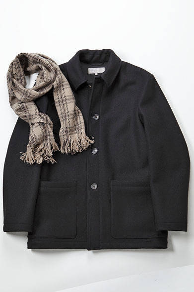 <strong>MARGARET HOWELL｜マーガレット・ハウエル</strong>　 MEN’S COLLECTION AUTUMN WINTER 2013　コート7万5600円、ニット3万8850円、トラウザーズ4万950円、靴8万2950 円（すべてマーガレット・ハウエル）