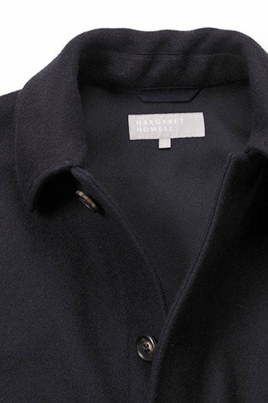 <strong>MARGARET HOWELL｜マーガレット・ハウエル</strong>　 MEN’S COLLECTION AUTUMN WINTER 2013　コート7万5600円、スカーフ3万1500円（ともにマーガレット・ハウエル）