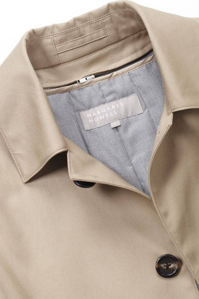 <strong>MARGARET HOWELL｜マーガレット・ハウエル</strong>　 MEN’S COLLECTION AUTUMN WINTER 2013　コート7万9800円、ニット3万4650円、シャツ2万9400円、トラウザーズ3万450円、靴4万9350円（すべてマーガレット・ハウエル）