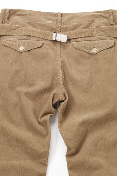 <strong>MARGARET HOWELL｜マーガレット・ハウエル</strong>　 MEN’S COLLECTION AUTUMN WINTER 2013　ニット4万950円、シャツ3万450円、ソックス3990円（店舗限定）、スカーフ1万9950円、靴8万2950円（すべてマーガレット・ハウエル）、トラウザーズ2万4150円（MHL.）