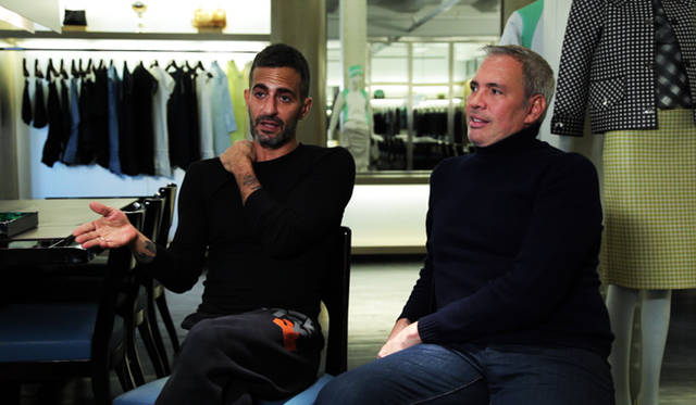 左からマーク・ジェイコブス（デザイナー）、ロバート・ダフィー（「マーク・ジェイコブス」社長）　© 2012 BG PRODUCTIONS, LLC.  ALL RIGHTS RESERVED.