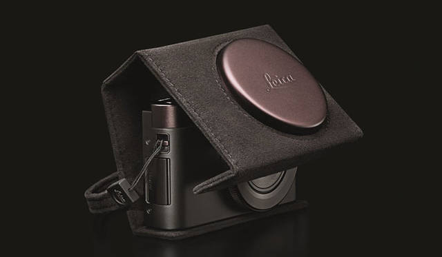 <strong>Leica｜ライカ</strong>　ライカC用ツイスト ダークレッド 1万500円（2013年11月発売）＆ライカC用ハンドストラップ ダークレッド 4200円（2013年11月発売）