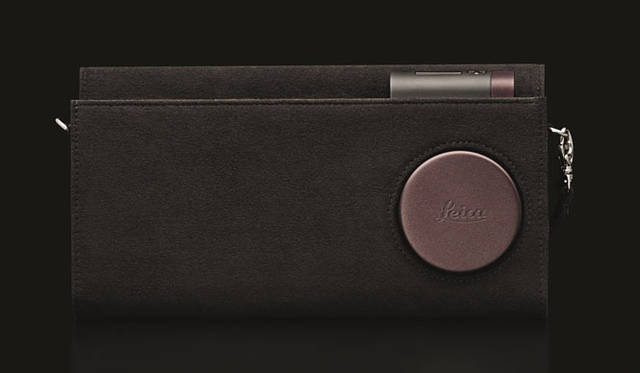 <strong>Leica｜ライカ</strong>　ライカC用クラッチ ダークレッド 1万5750円（2013年11月発売）