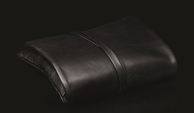 <strong>Leica｜ライカ</strong>　ライカC用ポーチ ブラック 8400円（2013年11月発売）