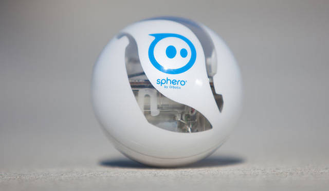 <strong>Orbotix｜オルボティクス</strong>　ロボティックボール・スマートトイ・ゲームシステム「sphero（スフィロ）2.0」　内部が一部透けて見える特別バージョンはApple Store店舗限定