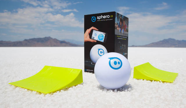 <strong>Orbotix｜オルボティクス</strong>　ロボティックボール・スマートトイ・ゲームシステム「sphero（スフィロ）2.0」　高速で走らせてジャンプを楽しめる「ジャンプ台」も同梱されている