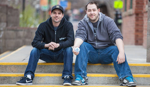 <strong>Orbotix｜オルボティクス</strong>　ロボティックボール・スマートトイ・ゲームシステム「sphero（スフィロ）2.0」　Orbotix CTOのイアン・バーンスティン氏（左）と、アダム・ウイルソン氏