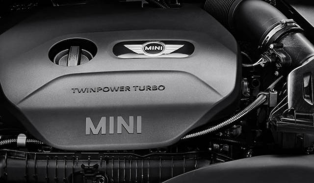 最高出力141kW（192ps）、最大トルク280Nm（28.5kgm）を発生する2リッターの4気筒直噴ツインパワーターボエンジン。オーバーブースト時には300Nm（30.6kgm）の絶大なトルクを発生するというこのエンジンは、新型クーパーSに搭載予定と目される