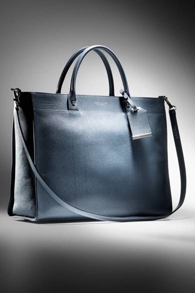 <strong>GLOBE-TROTTER｜レザーコレクション「JET」が登場</strong><br /><br />トートバッグ<br />カラー｜ネイビー<br />サイズ｜ミディアム<br />価格｜15万7500円