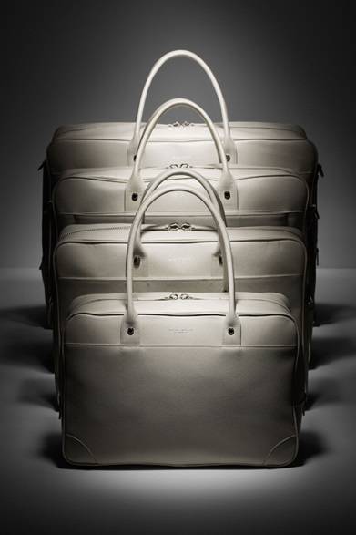 <strong>GLOBE-TROTTER｜レザーコレクション「JET」が登場</strong><br /><br />ボストン<br />カラー｜アイボリー<br />サイズ｜（前より）ボーリングバッグ、ブリーフL、オー バーナイトボストン、ウィークエンドボストン<br />価格｜（前より）16万8000円、16万8000円、21 万円、28万3500円