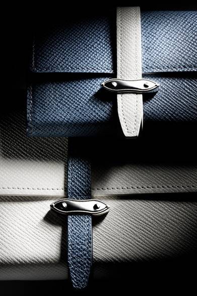 <strong>GLOBE-TROTTER｜レザーコレクション「JET」が登場</strong><br /><br />（上）ネームカート<br />カラー｜ネイビー<br />価格｜2万2050円<br /><br />（下）ウオレット<br />カラー｜アイボリー<br />価格｜4万9350円