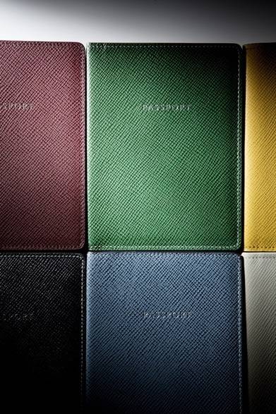 <strong>GLOBE-TROTTER｜レザーコレクション「JET」が登場</strong><br /><br />パスポートケース<br />カラー｜ブラック、ネイビー、アイボリー、グリーン、バーガンディ、イエローース<br />価格｜各1万2600円<br />