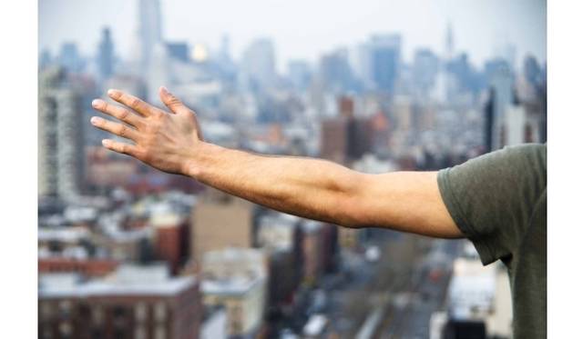 <strong>ART｜写真家ティム・バーバー新作展『Relations 』</strong>　Untitled (Arm for EJ), 2013