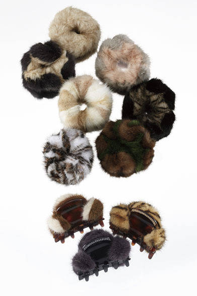 <strong>acca｜アッカ</strong>　2013年秋冬コレクション「ファーコレクション」　シュシュ1万8900円～2万6250円、クリップ　2万2575円～2万8875円