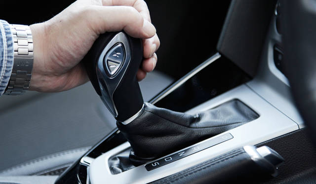 シフトレバーに備わるマニュアルモード用のセレクトシフトモードスイッチ