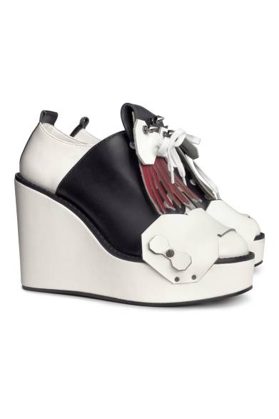 <strong>H&M｜H&M DESIGN AWARDの優勝者ミンジュ・キムによるコレクションが発売</strong>　シューズ　5990円