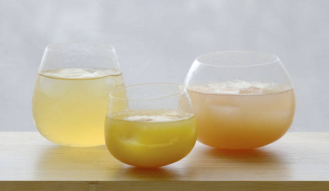 <strong>LIVING EDITION｜リビングエディション</strong>　西武渋谷店インテリアフロア「LIVING EDITON」特設ギャラリースペース「Preview」　果実の皮をグラス表面のデザインに落とし込むことで、ジュースなどを注いだときに果実のみずみずしさが感じられるデザイン。菅原工芸硝子の「果物グラス」　果物グラス （S）3150円、（M）3675円、（L）3675円