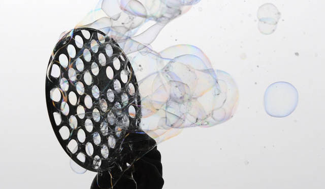 <strong>LIVING EDITION｜リビングエディション</strong>　西武渋谷店インテリアフロア「LIVING EDITON」特設ギャラリースペース「Preview」　プロトタイプ「BUBBLE SOAP DISH」。美しいシャボン玉を作ることのできるソープディッシュ