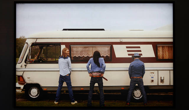 今回の「オレンジタブ復活キャンペーン」のメインヴィジュアルのひとつになったカット。オランダの3人組サイケデリック・ロックバンドWitches Hatが、バスの前で何かヤラかしている様子……。ヨーロッパで撮影されたため、メルセデスベンツ社製のキャンピング・バスという点が新鮮に感じる。彼らがはいているオレンジタブはスーパースリムの品番「606」で、今回復活したオレンジタブの中で、現代の若者への一番のお薦めアイテムだ