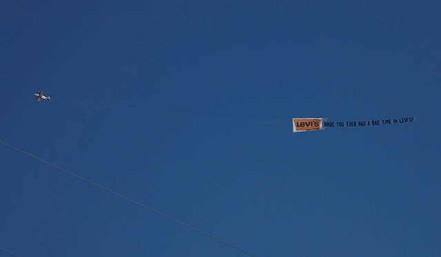 トパンガ・キャニオン上空には、バナー広告を引っ張る宣伝飛行機まで登場。「Have you ever had a bad time in Levi’s?」（「リーバイス®をはいていて、過去に悪い体験をしたことがありますか？」）というキャッチコピーが、カリフォルニアの真っ青な空に気持ちよくなびいていました