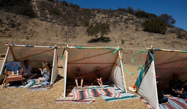 トパンガ・キャニオンの広大な敷地内にはテントを多数設置。猛暑を避けて休むヒッピーたち。食事やドリンクも無料でサービスされ、まさに1972年頃のアメリカで開催されていたプライベートパーティを見事に演出